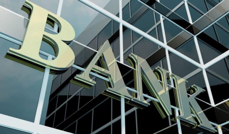 community bank vs national bank commercial lending