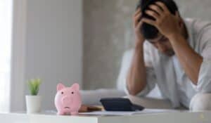 percentage of americans living paycheck to paycheck